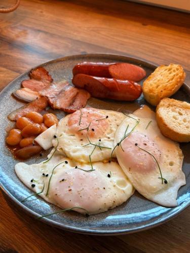 Un plato de comida con carne y verduras en una mesa. en Wellotel Chornomorsk, en Chornomorsk