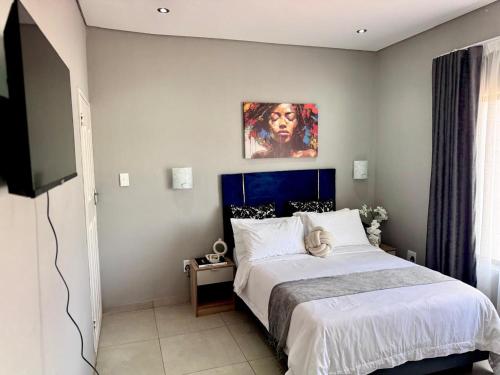 Postel nebo postele na pokoji v ubytování Glowti Event & Guest House