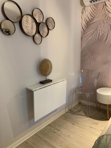una habitación con una mesa y algunos espejos en la pared en Relax Apartman Siófok, en Siófok