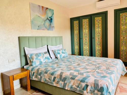 - une chambre avec un lit et une table de nuit à côté dans l'établissement Apprt luxueux l'Hivernage au centre ville proche de la gare ,M avenu CR07, à Marrakech