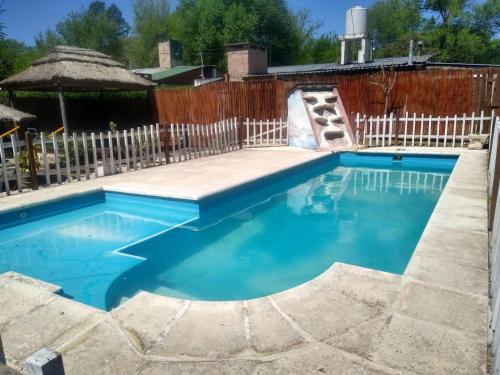 Piscine de l'établissement Cabañas La Lila ou située à proximité