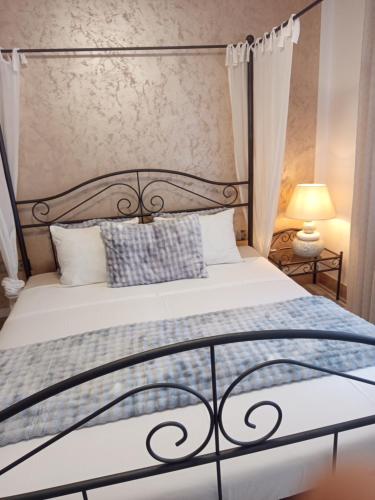 a bedroom with a bed with a metal headboard at Florida Studio Hammamet Nord in Hammamet Nord