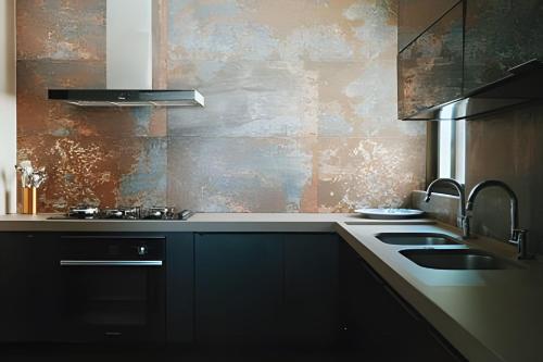 eine Küche mit Spüle und Herd in der Unterkunft Waua BSM| 6 suítes, Piscina, hidro, sala de jogos, in Barra de São Miguel