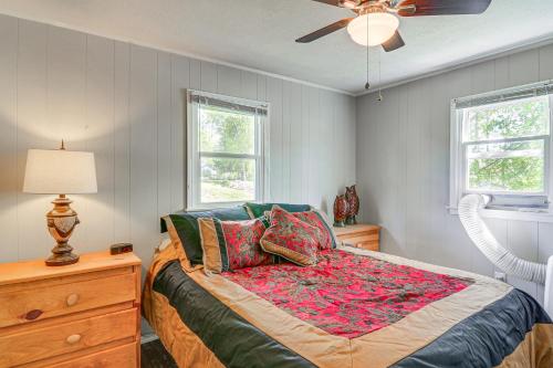 une chambre avec un lit et un ventilateur de plafond dans l'établissement Somerset Gem Upgraded Pull-Through Boat Parking, à Somerset