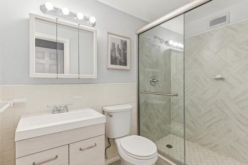 ein Badezimmer mit Dusche, Toilette und Waschbecken in der Unterkunft Downtown 1br Condo Walk To Stadium & Aquarium in Atlanta