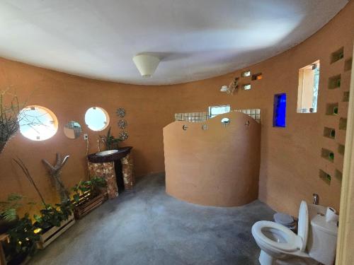 ein Bad mit WC in einem Zimmer in der Unterkunft Casa Ecológica in Rio de Contas