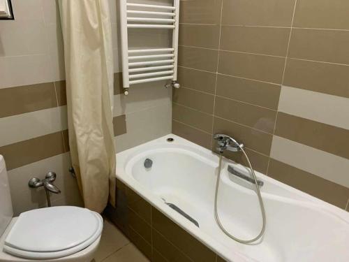 łazienka z toaletą i wanną z prysznicem w obiekcie Zen apartment w mieście Tunis