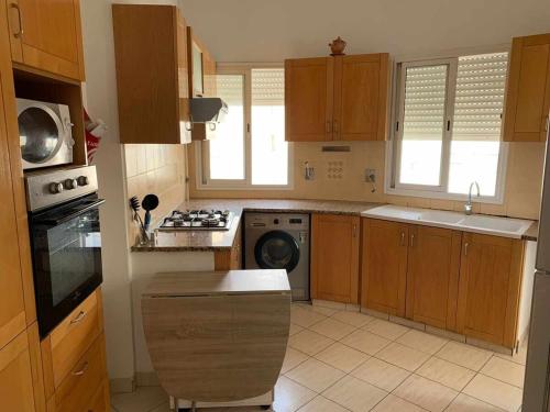 una cucina con mobili in legno e lavastoviglie di Zen apartment a Tunisi