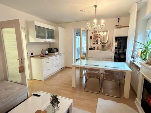 Una sala de estar con una mesa y una cocina. en Apartment in Bad Herrenalb, en Bad Herrenalb