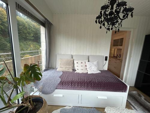 um quarto com uma cama com travesseiros em Apartment in Bad Herrenalb em Bad Herrenalb