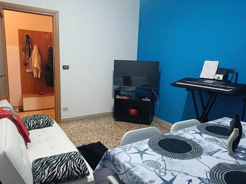 a room with a bed and a desk with a keyboard at La casa sul fiume in Pray