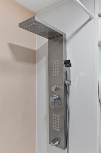 a shower in a bathroom with a mirror at Orlando Palms in Orlando