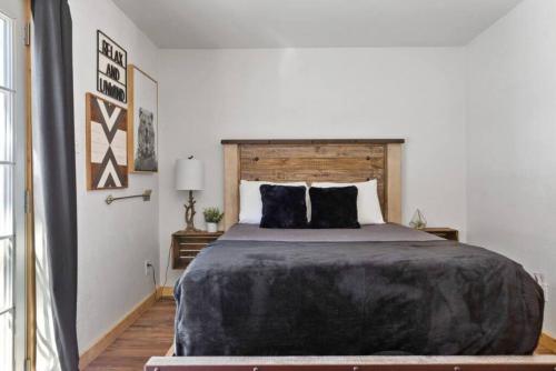 Postel nebo postele na pokoji v ubytování Modern Chic Spruce Retreat