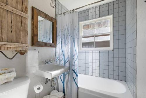 Koupelna v ubytování Modern Chic Spruce Retreat