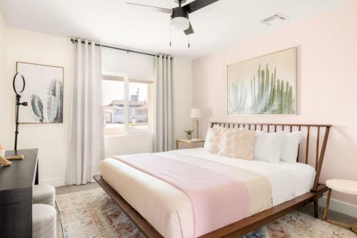 斯科茨Blush Bungalow的一间带床和窗户的白色卧室