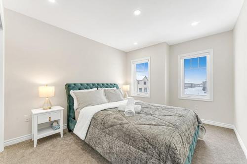 Ένα ή περισσότερα κρεβάτια σε δωμάτιο στο Designer Home in Niagara Falls