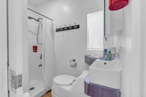 Ένα μπάνιο στο One of a Kind Stay Container Tiny Home by Falls