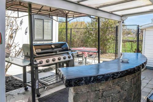 Μπαλκόνι ή βεράντα στο One of a Kind Stay Container Tiny Home by Falls