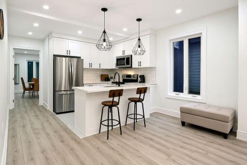 Η κουζίνα ή μικρή κουζίνα στο Modern Bright Home by Tim Hortons Field Xbox