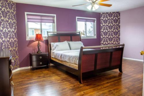 1 dormitorio con 1 cama con paredes de color púrpura y techo en Royal Luxury Central Home with Gazebo By Toronto, en Brampton