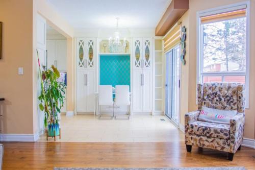 una sala de estar con un sofá y una silla en Royal Luxury Central Home with Gazebo By Toronto, en Brampton