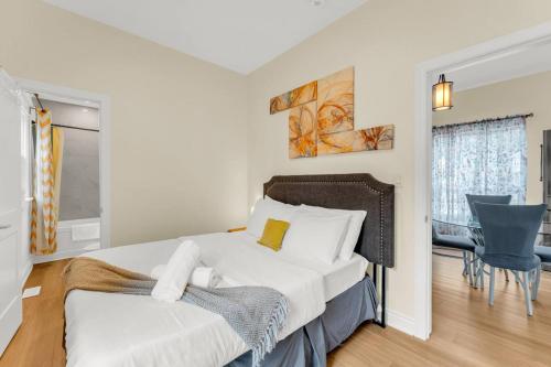 Postel nebo postele na pokoji v ubytování Sunshine Villa Closest BNB to Falls Hot Tub Oasis