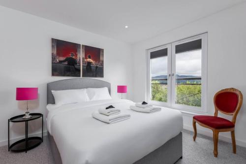 Ένα ή περισσότερα κρεβάτια σε δωμάτιο στο The Stirling Penthouse - Free Parking