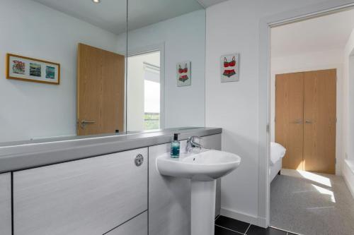 Ένα μπάνιο στο The Stirling Penthouse - Free Parking