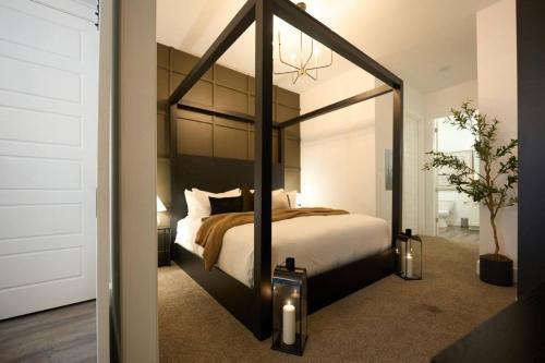 ein Schlafzimmer mit einem großen Bett und einem großen Spiegel in der Unterkunft Comfortable Atlanta Stay Near Mercedes-Benz Stadium in Atlanta