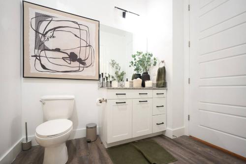 ein Bad mit einem WC und einem Wandgemälde in der Unterkunft Comfortable Atlanta Stay Near Mercedes-Benz Stadium in Atlanta