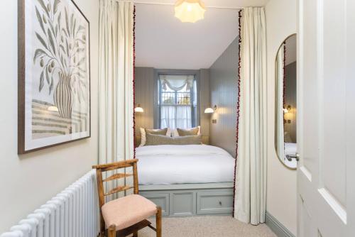 スターリングにあるThe Kings Park Luxury Residenceのベッドと椅子のある小さな寝室