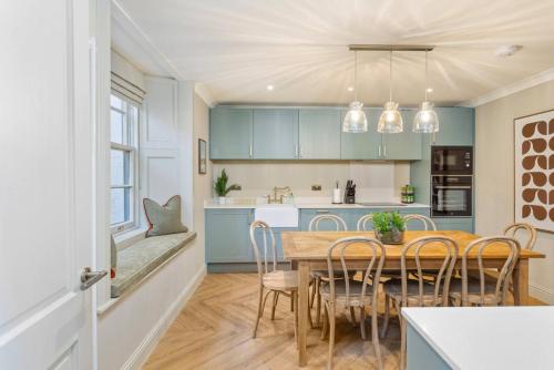 スターリングにあるThe Kings Park Luxury Residenceのテーブルと椅子のあるキッチンとダイニングルーム