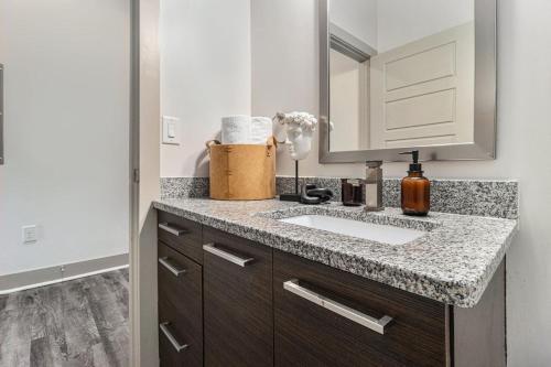 Kuchyň nebo kuchyňský kout v ubytování Executive Downtown Atlanta Condo Steps From Dragon Con and Convention Center Plus Free Parking