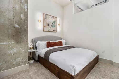 Postel nebo postele na pokoji v ubytování Executive Downtown Atlanta Condo Steps From Dragon Con and Convention Center Plus Free Parking