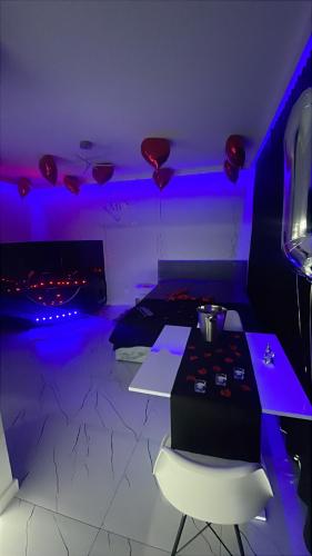 a purple room with a table and a chair and balloons at MP Apartament 2 Białystok Jacuzzi in Białystok