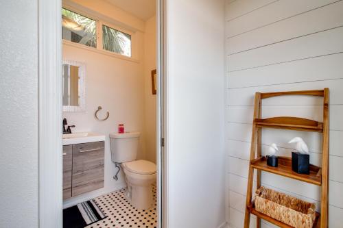 une salle de bain avec toilettes et lavabo dans l'établissement 1 Mi to Dtwn Coos Bay Sleek Apt with Deck and Views!, à Coos Bay