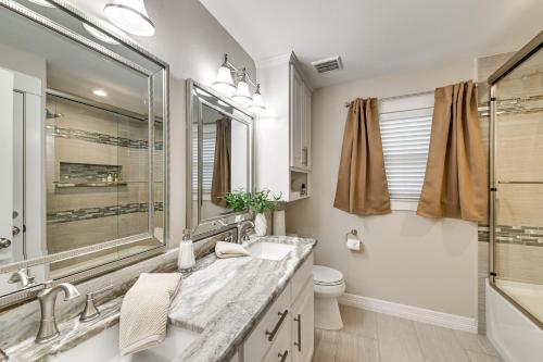 Koupelna v ubytování Walk to Frisco Commons Park Modern Home with Patio