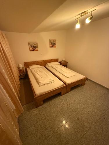 Ένα ή περισσότερα κρεβάτια σε δωμάτιο στο Attika Hotel