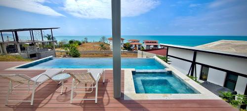 una piscina su una terrazza con vista sull'oceano di Refugio Sova a Jama