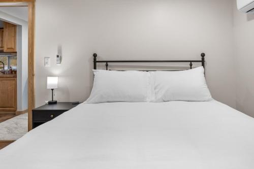 Ένα ή περισσότερα κρεβάτια σε δωμάτιο στο Cozy Home in Pittsfield