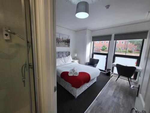 Un dormitorio con una cama con una manta roja. en Fishpond Family Suite, en Moffat