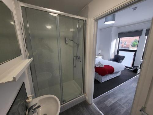 1 dormitorio y baño con ducha y lavabo. en Fishpond Family Suite, en Moffat