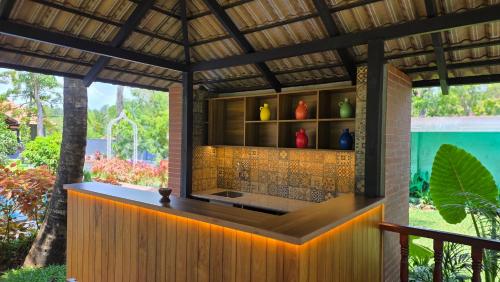 eine Küche in einem Haus mit Dach in der Unterkunft Mango Lantern Villa by Mirth, Kollam in Perumanseri