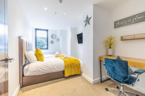 Un dormitorio con una cama, un escritorio y una silla. en Stylish Apartment With Parking Close To Birmingham, en Birmingham