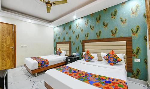 une chambre d'hôtel avec deux lits dans une chambre dans l'établissement Hotel Airport Sinon, à New Delhi