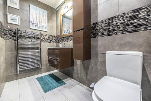 un baño con inodoro y lavabo en Stylish Apartment With Parking Close To Birmingham, en Birmingham