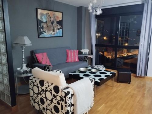 a living room with a couch and a table at Acogedor apartamento en Noreña in Noreña