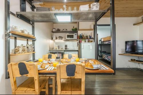 uma sala de jantar com uma mesa com comida em Small haven of peace with Mont-Blanc view em Chamonix-Mont-Blanc