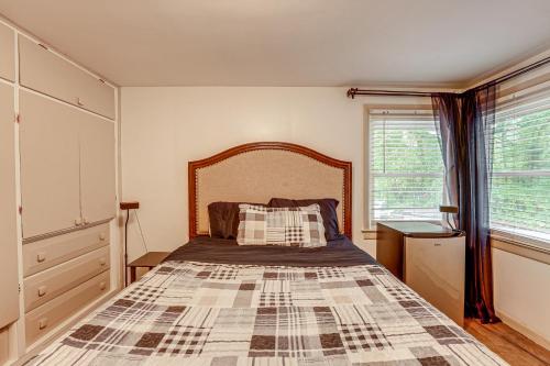 Katil atau katil-katil dalam bilik di Detached Sauna, Movie Room! Relaxation in Muskegon