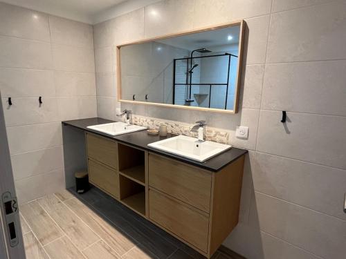 une salle de bain avec deux lavabos et un grand miroir dans l'établissement Appart neuf avec belle vue proche de SARLAT, à Marcillac-Saint-Quentin
